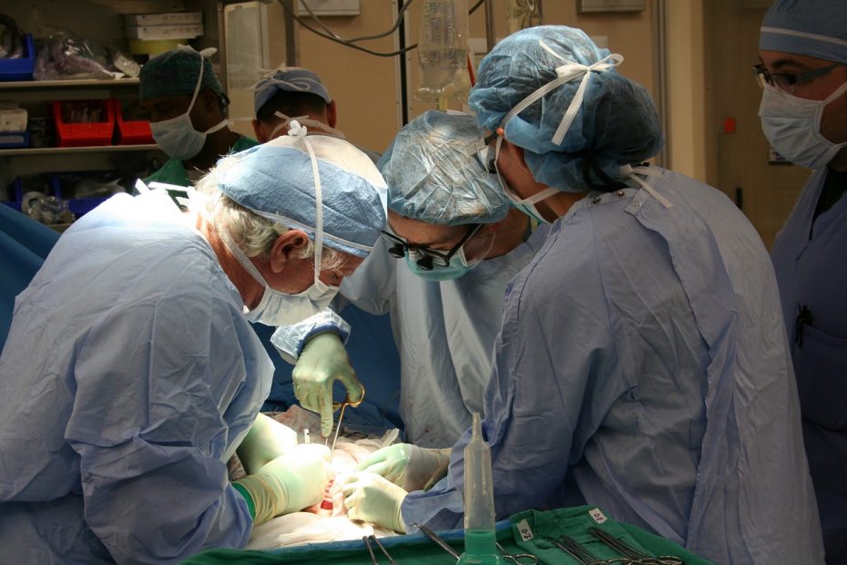 Cirujanos realizando un trasplante