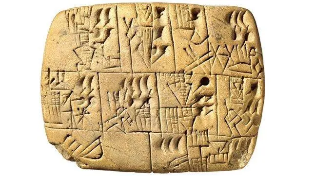 Piedra mesopotámica tallada con interpretaciones divinas de los sueños.