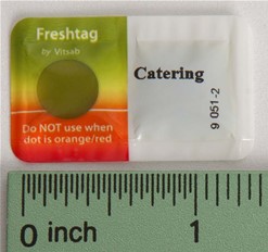 Foto de la etiqueta Freshtag de Vitsab, se trata de una etiqueta rectangular de plástico de unos 3 cm de largo que muestra un círculo de color verde. Bajo el círculo se puede leer, en inglés, no usar cuando el círculo sea de color naranja o rojo.